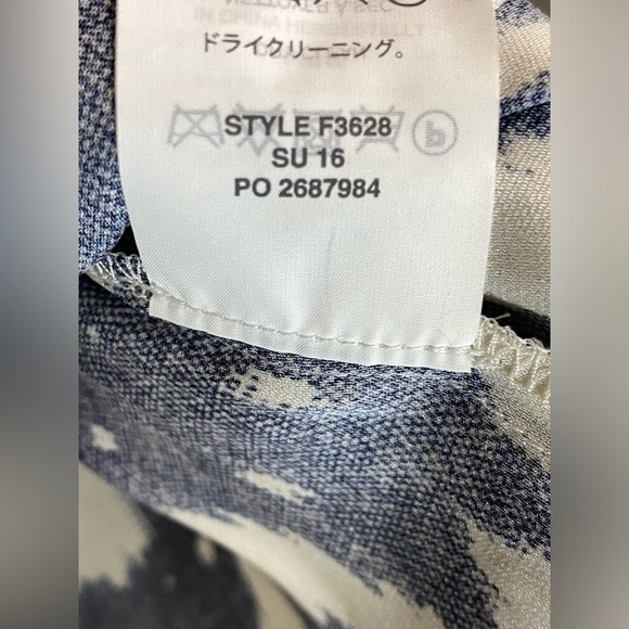 J Crew Collection Silk Blouse Top Women’s Size 2 Long Sleeve V-Neck In ikat - Picture 9 of 9